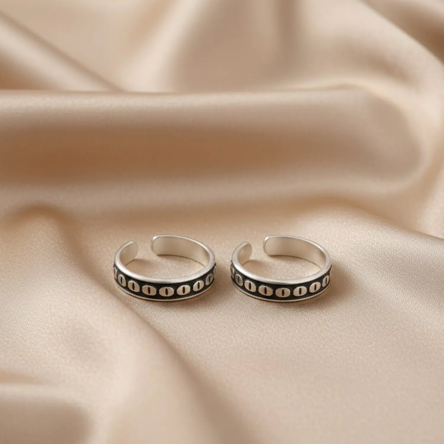 Classic Heart Border Silver ANTIQUE TOE-RING