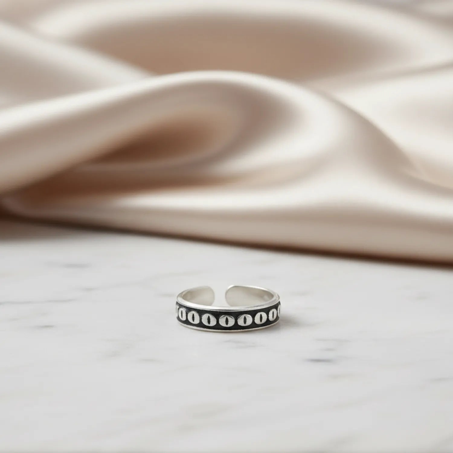 Classic Heart Border Silver ANTIQUE TOE-RING